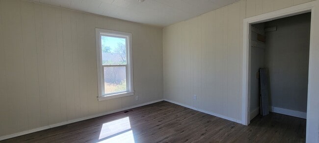 Building Photo - 2 Bedroom 1 Bath Home