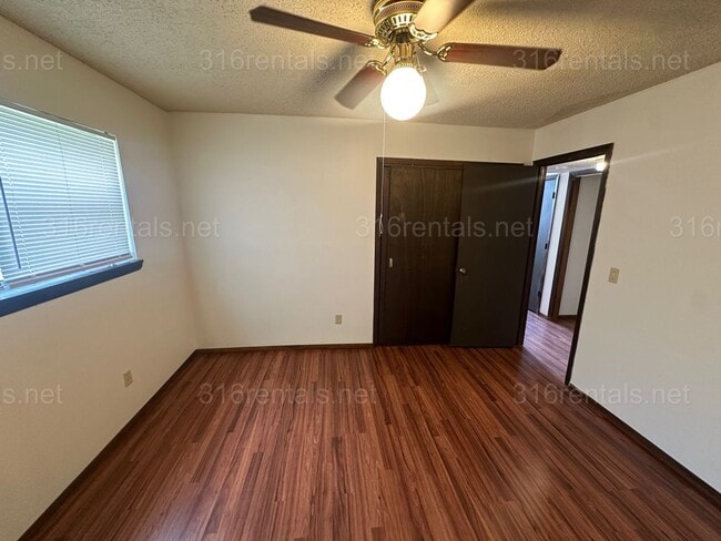 Building Photo - $875 - 2 bed 1.5 bath - Duplex within walking distance from Walmart