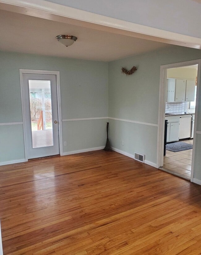 Building Photo - Single Family 3 Bedroom 1.5 Bath