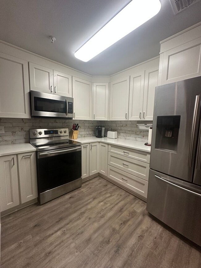 Building Photo - Beautiful Condo walking distance to Grand Boulevard!