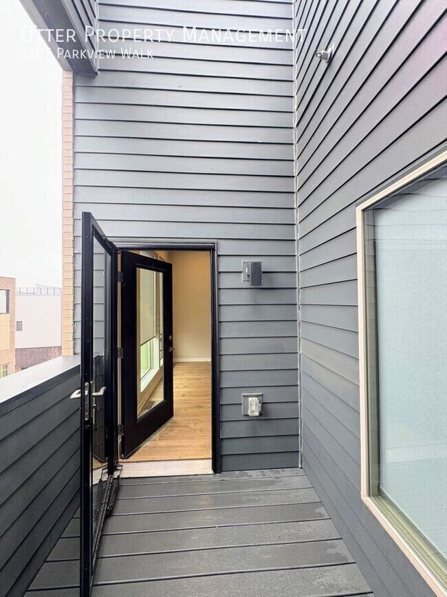 Building Photo - 3207 Parkview Walk