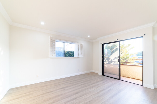 Building Photo - 1510 S Barrington Ave