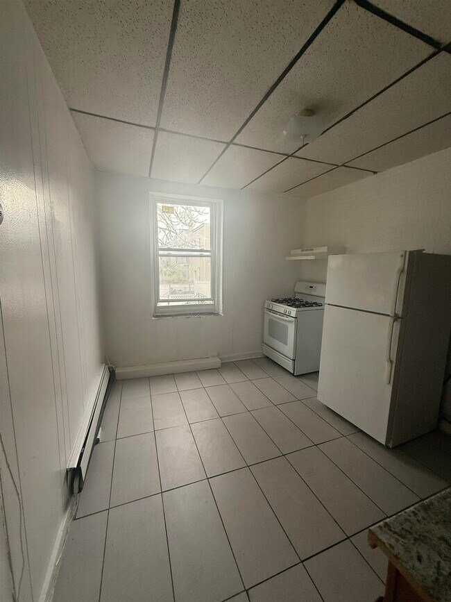 Building Photo - 1128 Summit Ave