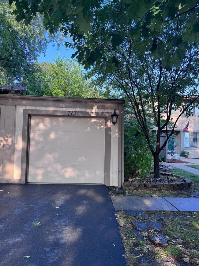 Building Photo - 713 Acadia Ct