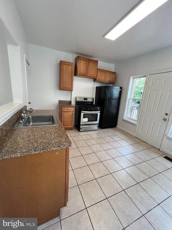 Building Photo - 323 Collins Ave