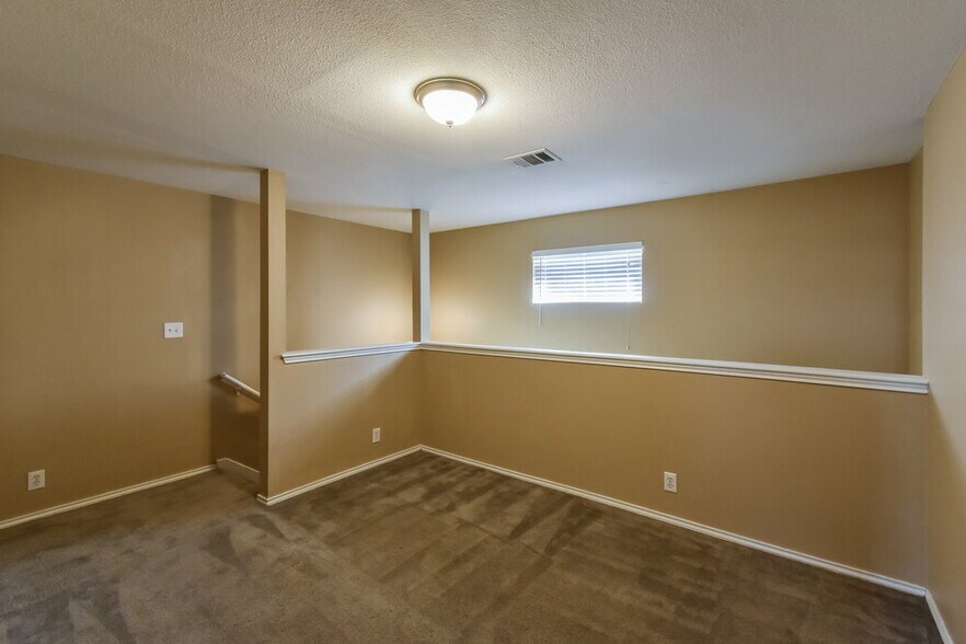 Building Photo - 4902 Dahlia Terrace