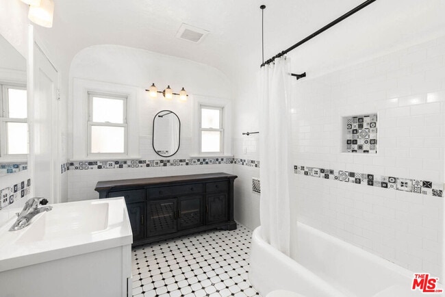 Building Photo - 6620 W 6th St