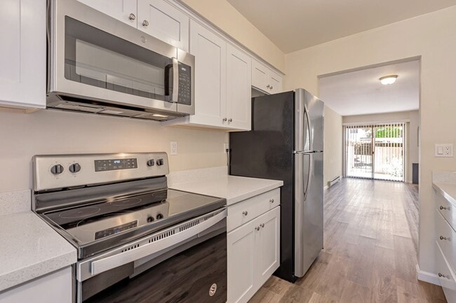 Building Photo - Charming 2-Story Home with Pool Access in ...