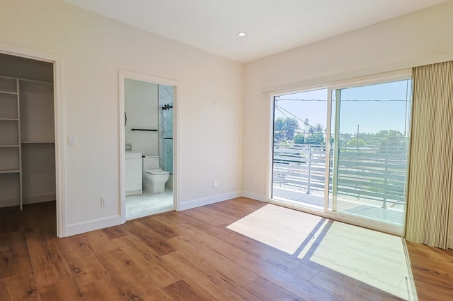 Building Photo - 2806 S Palm Grove Ave