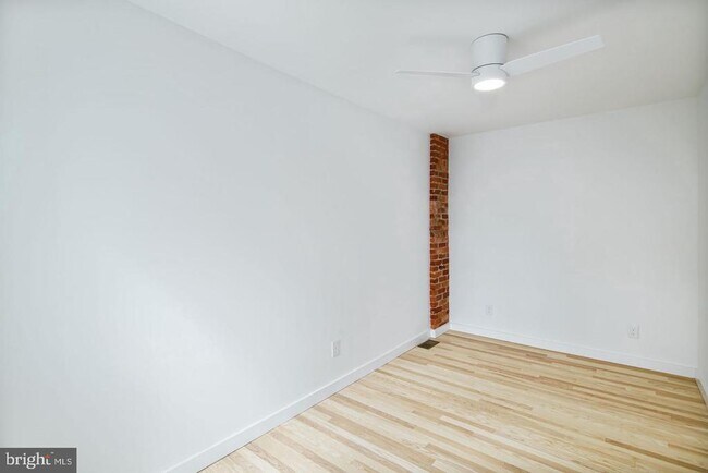 Building Photo - 320 Iona Ave