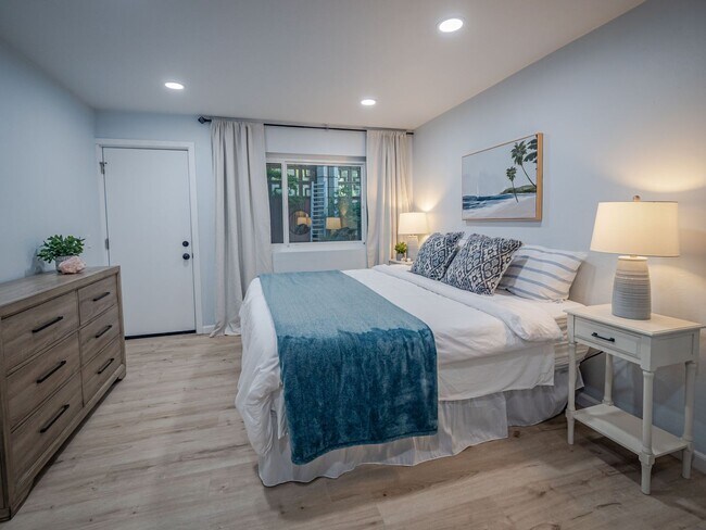 Building Photo - Fully Furnished Minutes from the Beach Newly Remodeled 2 Bedroom Move in Ready!