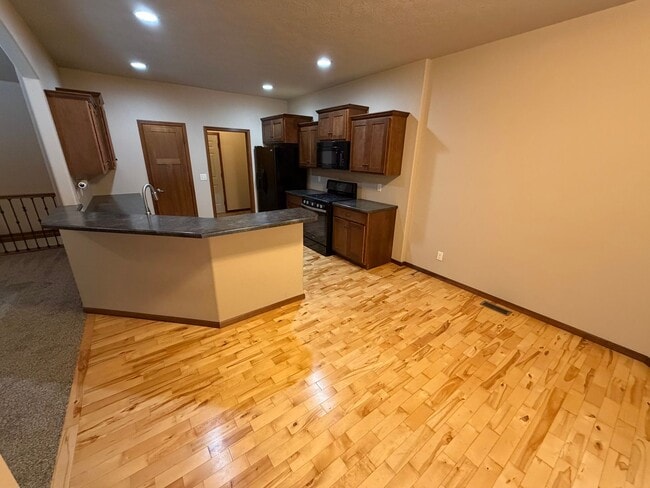 Building Photo - Large Ranch Style Twin Home For Rent