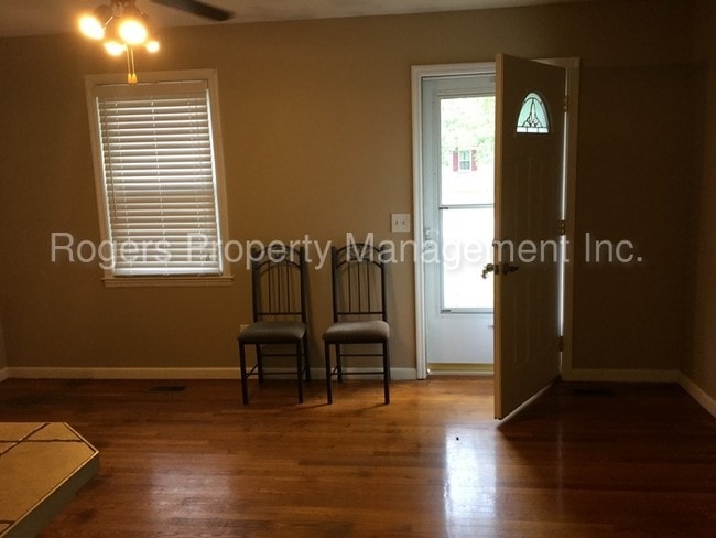 Building Photo - 207 Oak Ridge Ln