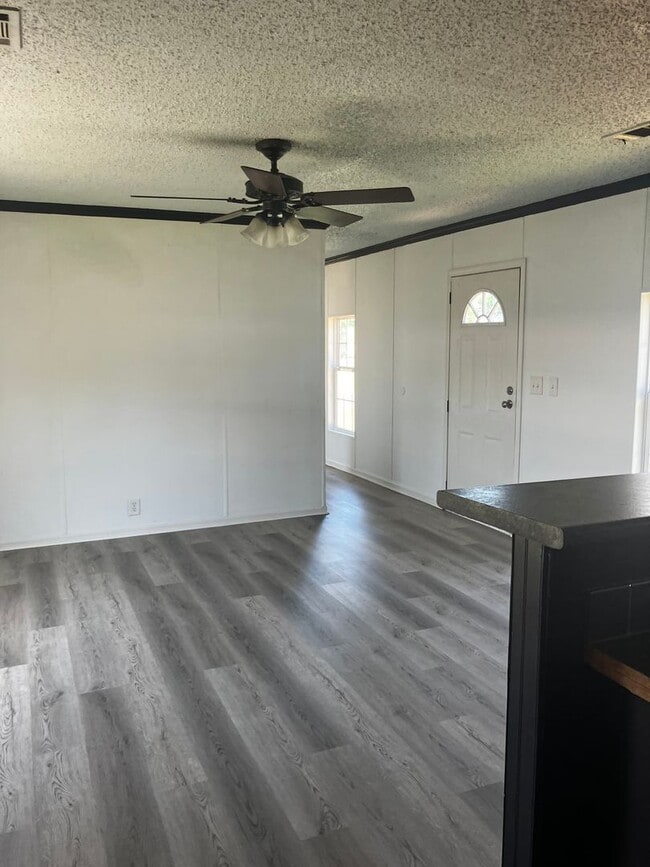 Building Photo - 3 Bedroom Trailer in New Iberia
