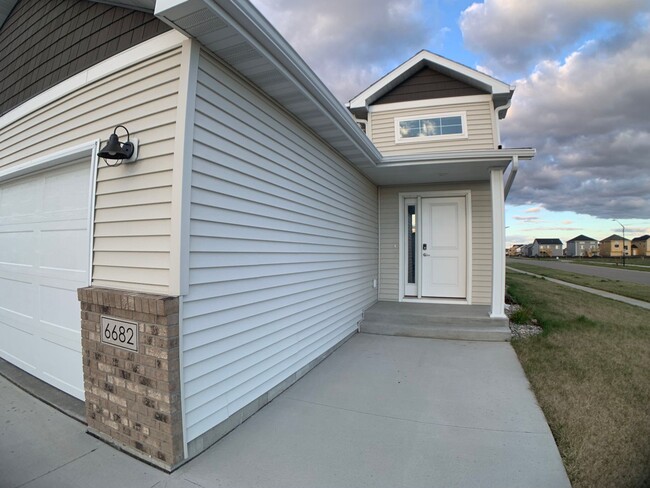 Building Photo - 4 Bed 3 Bath Single Family Home