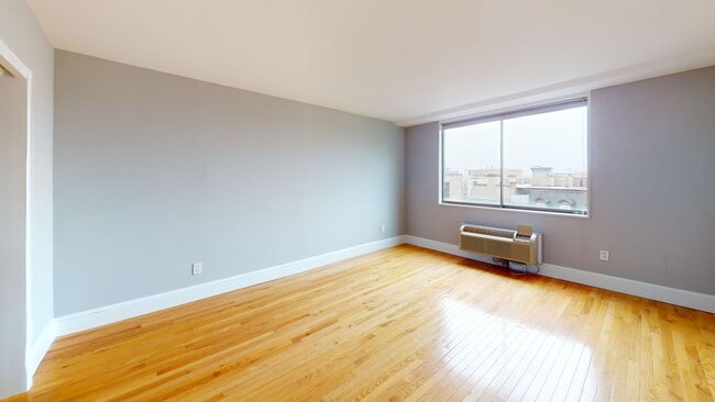 Building Photo - Dupont Circle One Bedroom W/Roof Top Pool,...