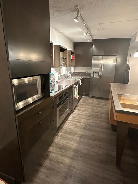 Building Photo - 4545 Wornall Rd