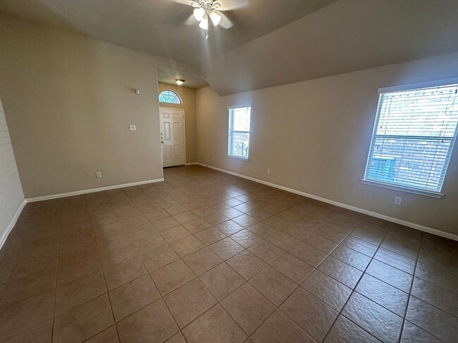 Building Photo - For Lease | 3 Bed, 2 Bath | 1,216 Sq Ft | ...