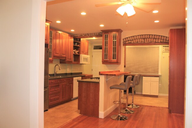 Building Photo - 1121 Oates St NE