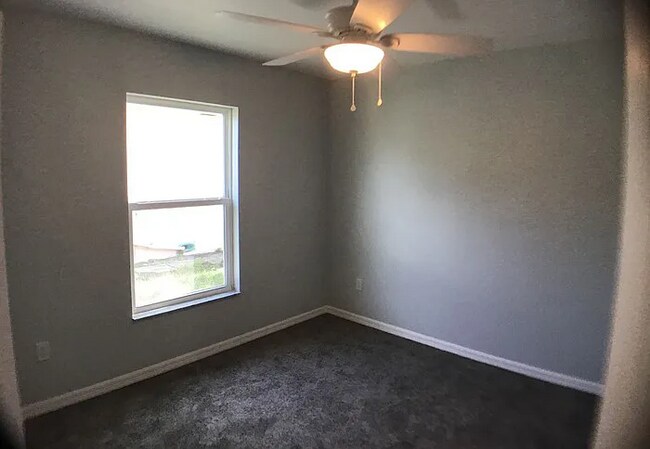 Building Photo - Free 50 inch flat screen TV with every sig...