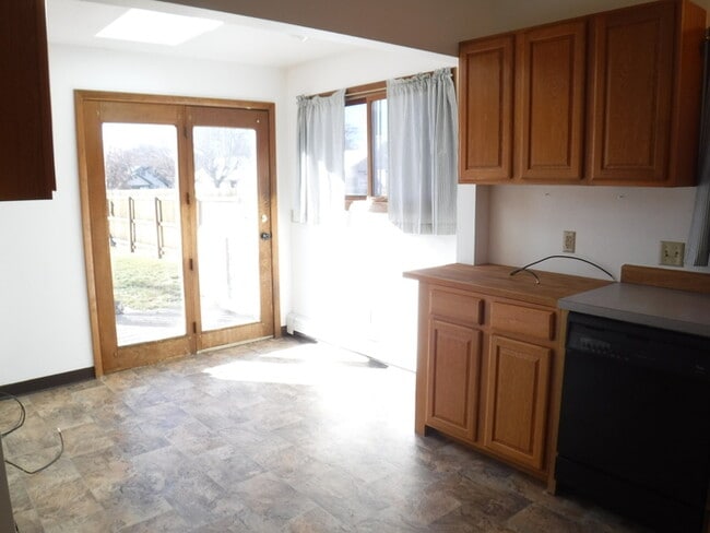 Building Photo - Rattlesnake area house