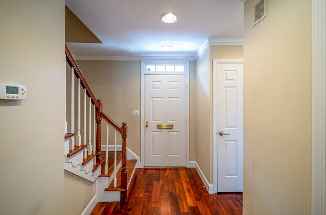 Building Photo - Charming End Townhouse in Prime North Old Town Location