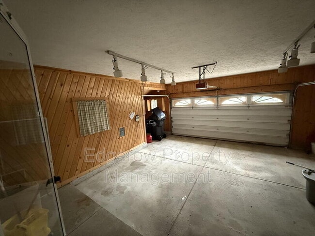 Building Photo - 1662 Klaver St SW