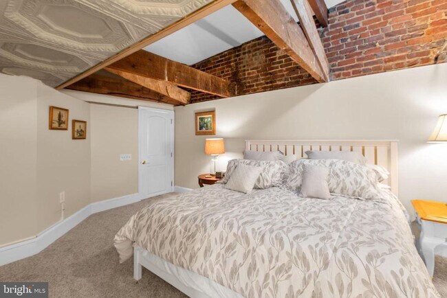 Building Photo - 809 Caroline St