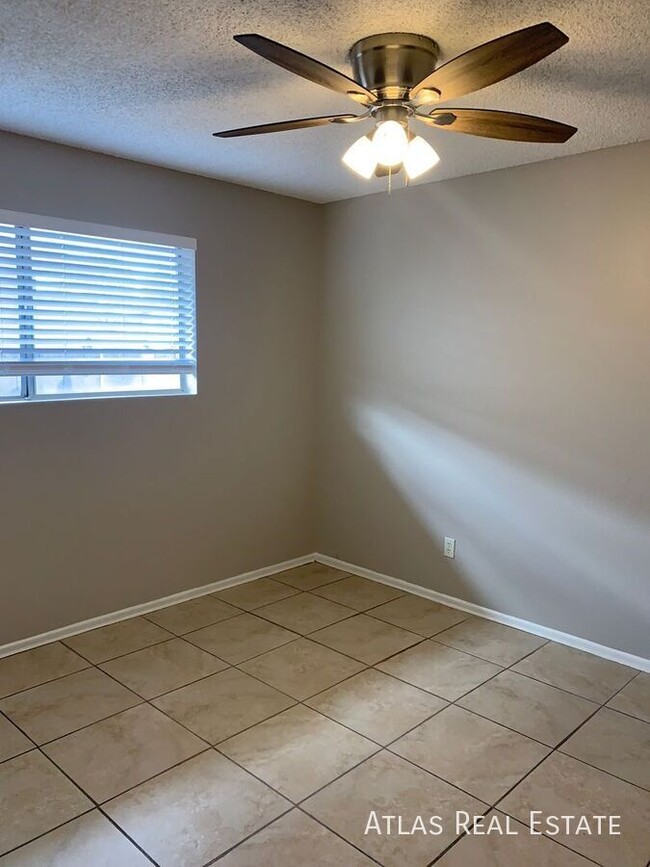 Building Photo - 2 WEEKS FREE _ 2 Bedroom 1 bath- Ready for...