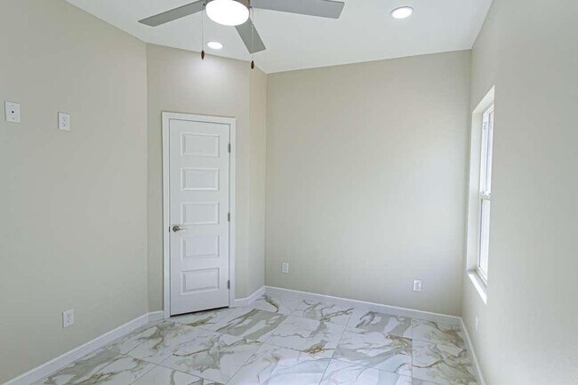 Building Photo - 404 N Emerald Ave