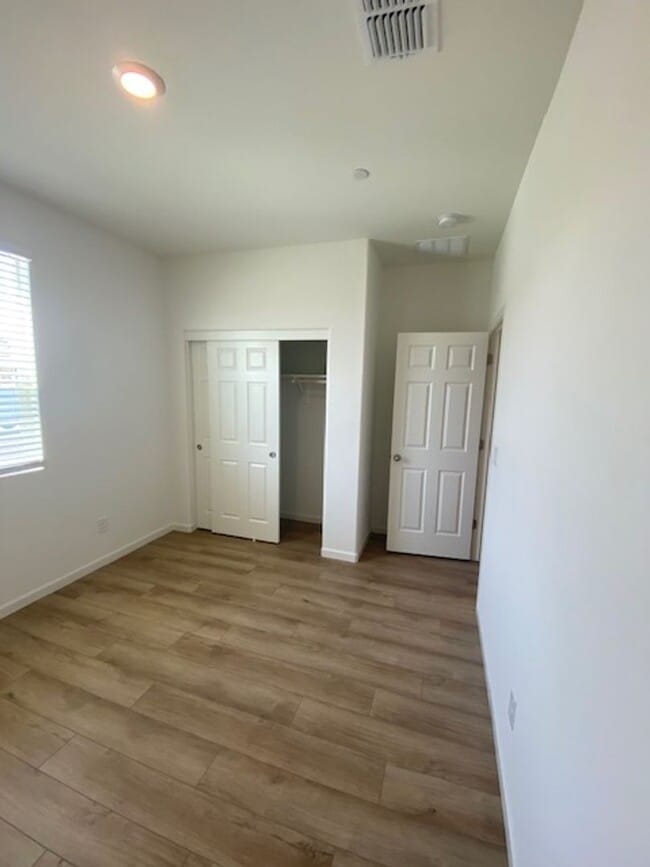 Building Photo - Solar Pet Friendly Single Story Home in Fo...