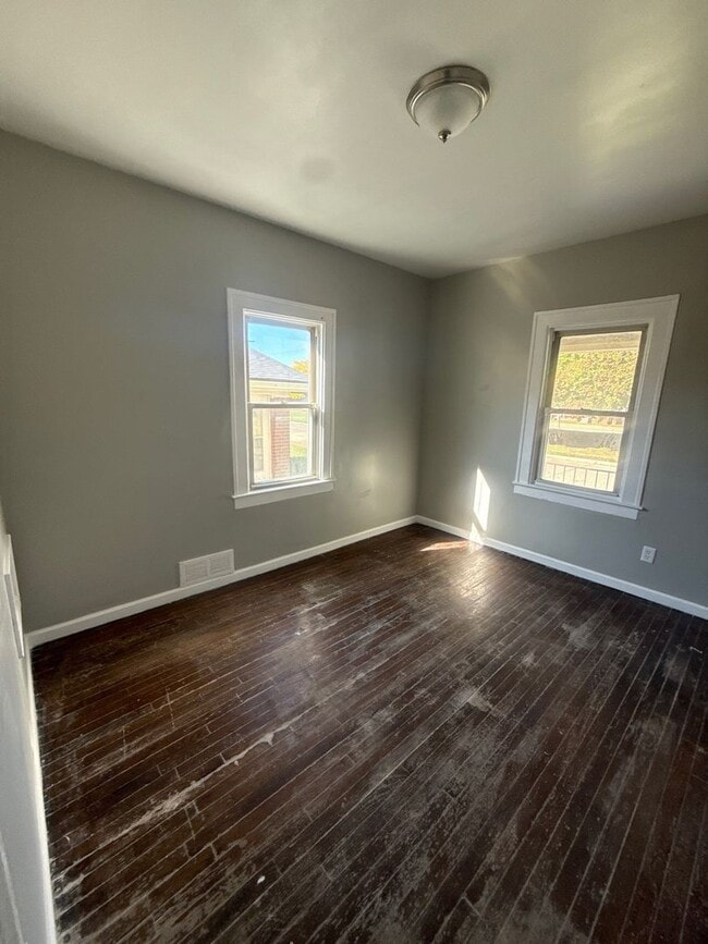 Building Photo - 4 Bedroom 2 Bath Home in Lincoln Park