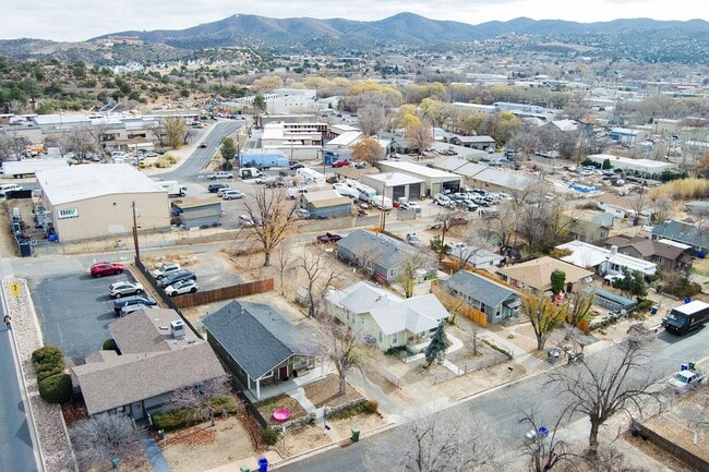 Building Photo - Adorable home on over-sized lot!