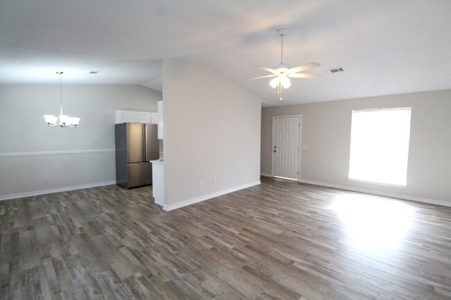 Building Photo - Southwest Pensacola Home – 3 Bedrooms, Gar...
