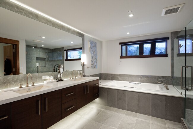 Building Photo - 717 S Aspen St