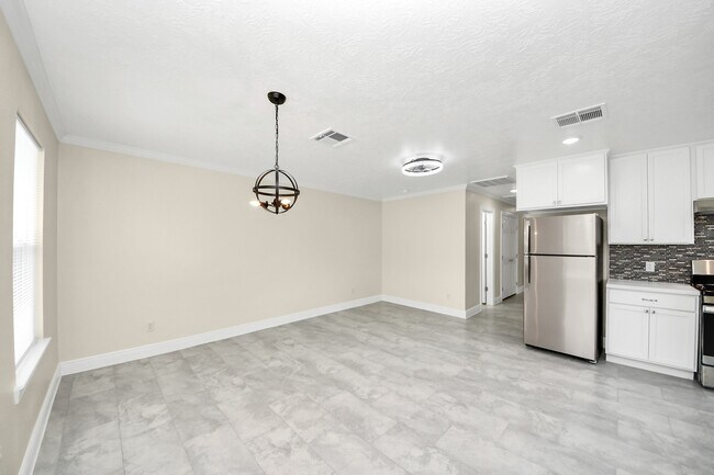 Building Photo - 7066 Villa Dr