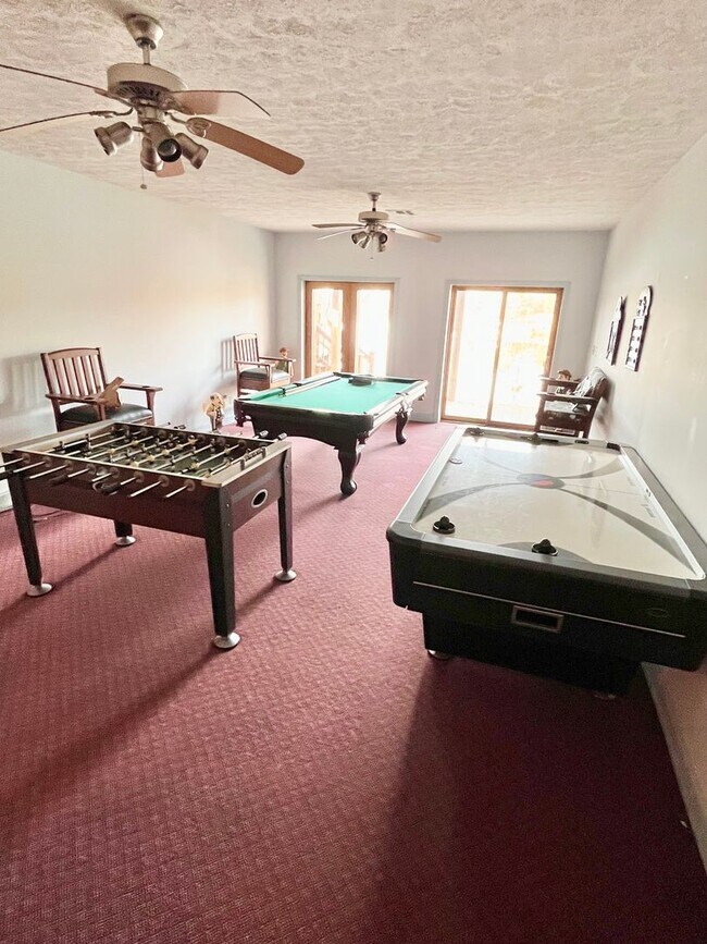 Building Photo - 4 Bedroom || 3 Bathroom home on Leesville Lake