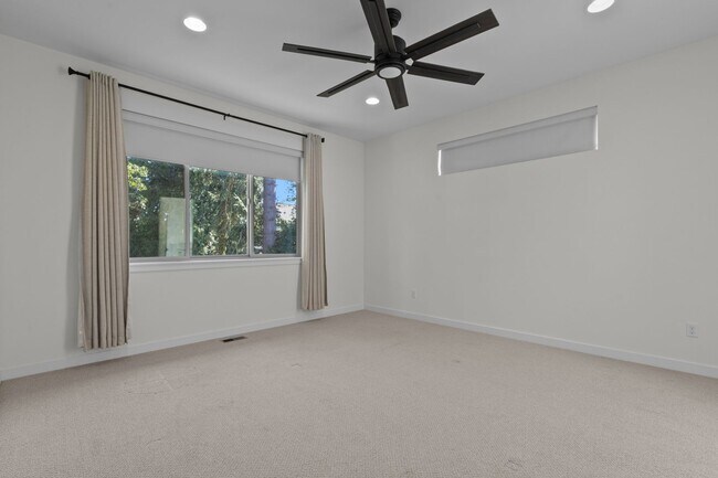 Building Photo - 4bd/2.75ba Seattle Home