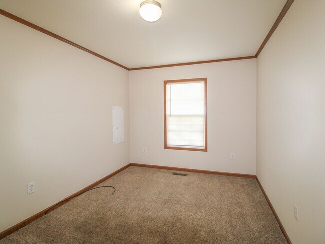Building Photo - Beautiful 3 Bedroom Duplex in Convenient Pulaski Location