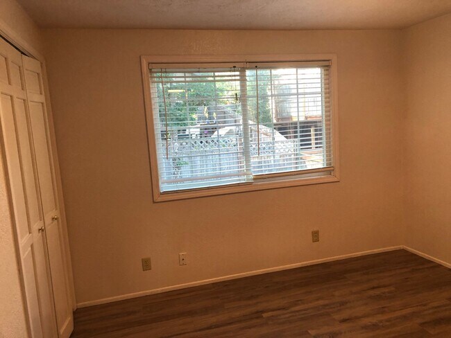 Building Photo - 3 bedroom 2 bathroom house in Thurston hills!