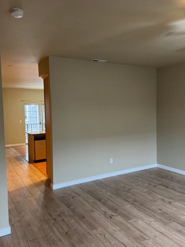 Building Photo - TOWNHOME/ 3 LEVELS W/ FENCED YARD AND GARA...