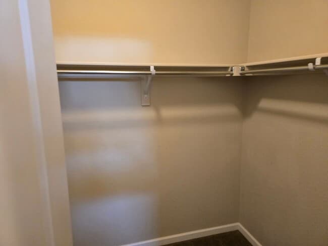 Building Photo - Townhome with great access to shopping, restauraunts and more!