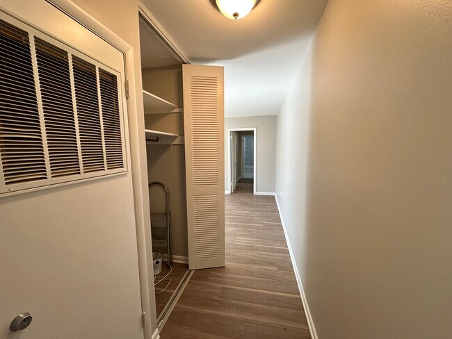 Building Photo - 10619 Weymouth St