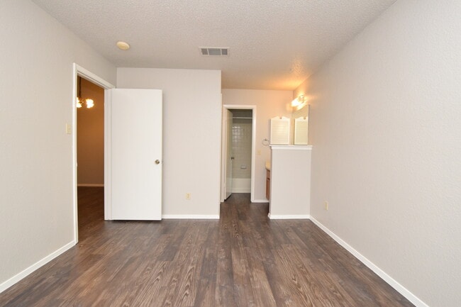 Building Photo - Dellrey-12309