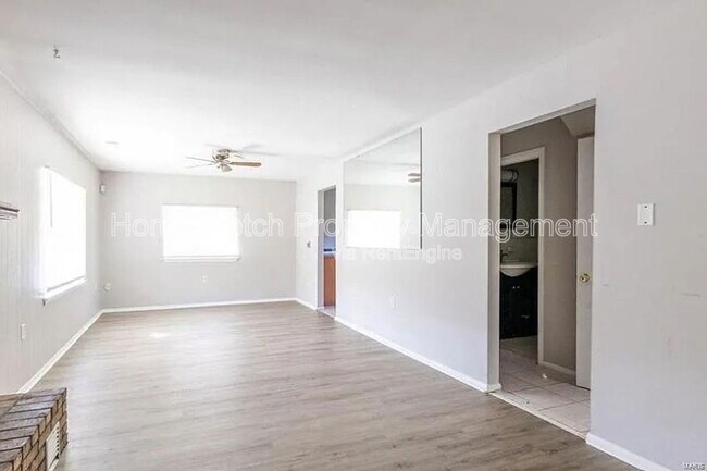 Building Photo - 10051 Royal Dr