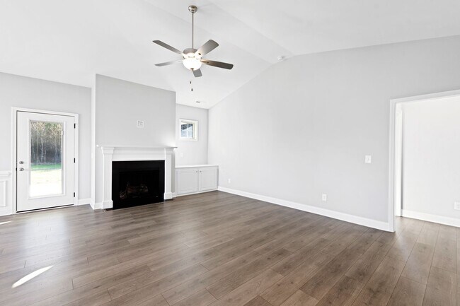 Building Photo - Bright & Spacious 3BR Home w/ 3-Car Garage...