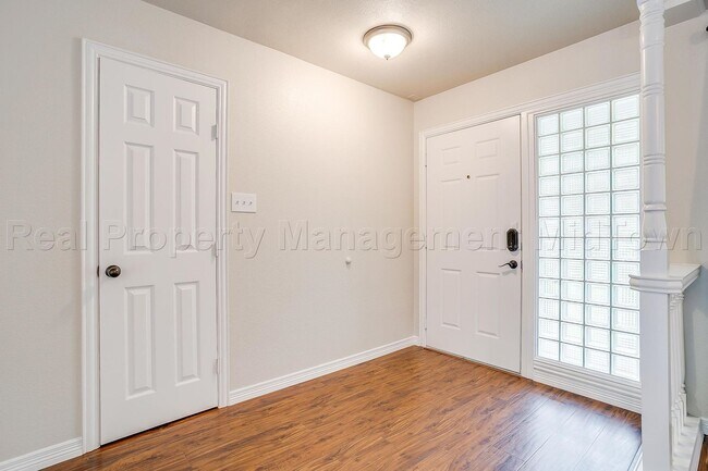 Building Photo - 1813 Thomas Pl