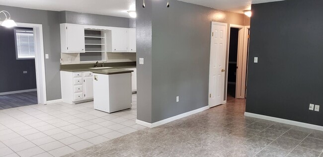 Building Photo - 3 bed, 2 bath 1 car garage