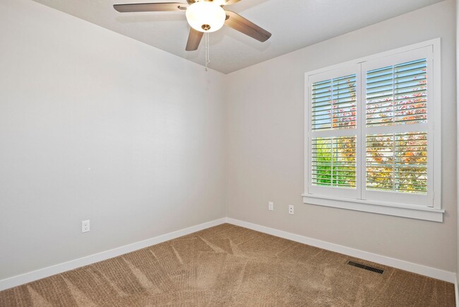 Building Photo - Newer 3 Bedroom Home in Kuna _ Pet Friendl...