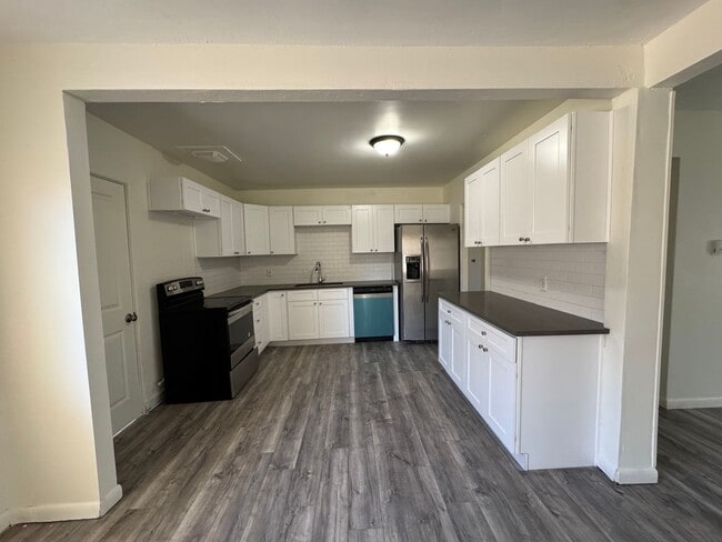 Building Photo - Spacious 4 bedroom 2 bath house with large backyard!